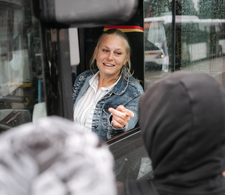 Eine junge Frau, die einen Bus fährt