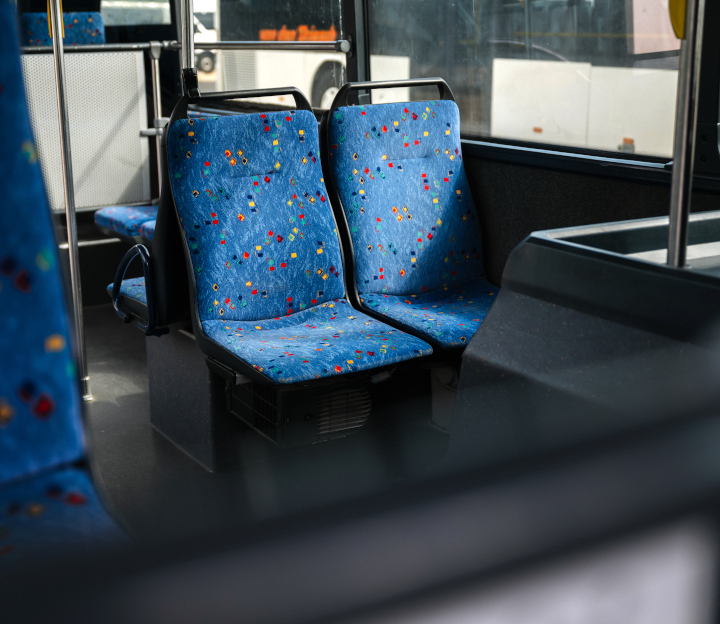 Etwas vermisst? Leerer Bus am Ende der Fahrt, der keine Passagiere mehr transportiert