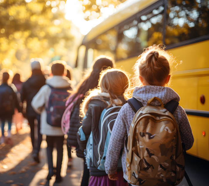 Kinder Eine Gruppe Schulkinder, die sich auf den Weg in den Bus macht