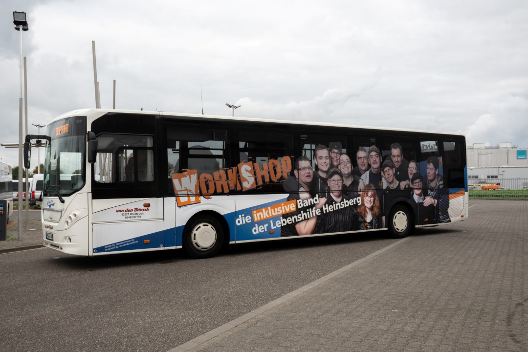 WIR BEFÖRDERN MENSCHEN TAG FÜR TAG MIT GROSSER LEIDENSCHAFT IN VIERTER GENERATION Alt Text