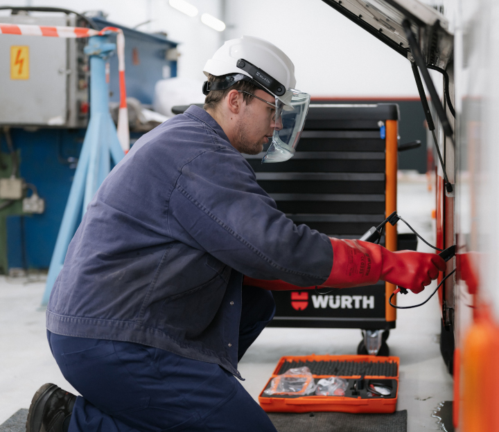 Elektromobilität Ein Mechatroniker prüft etas an einem Bus mithilfe eines Gerätes